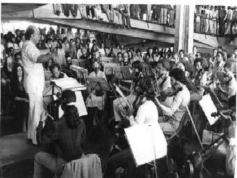 Concerto da Orquestra do Departamento de Música no Bandejão com o maestro Claudio Santoro.