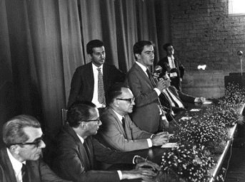 Autoridades compondo a mesa de inauguração da Universidade de Brasília.